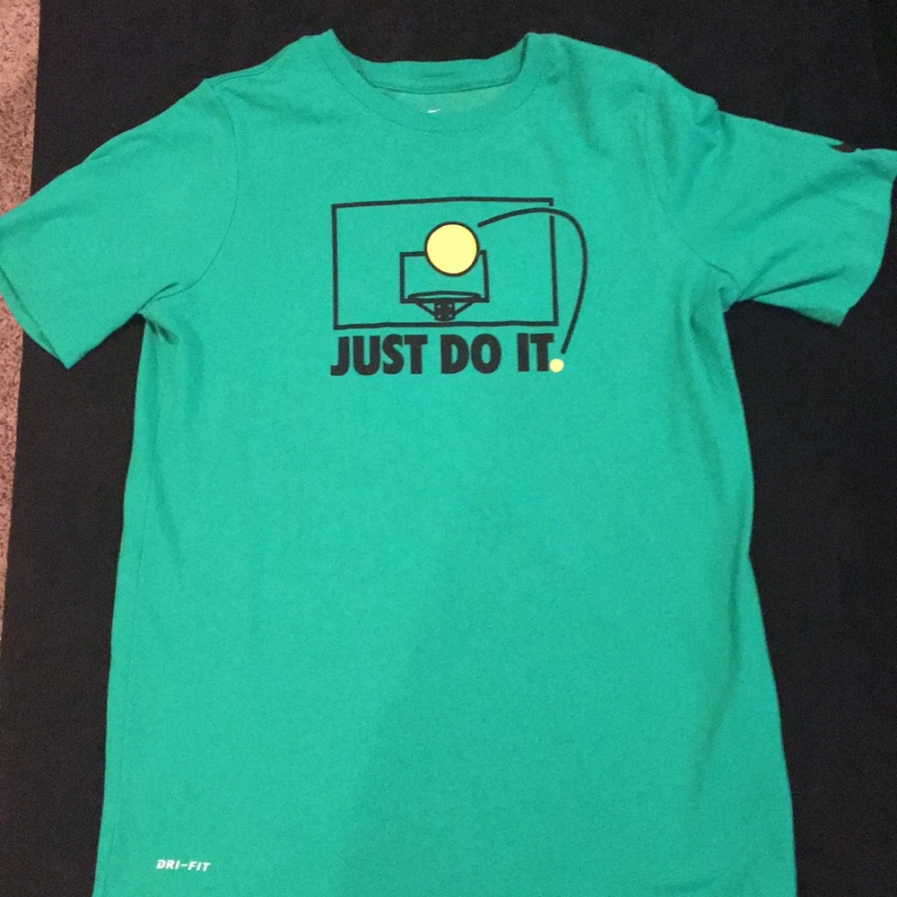 EUC boys size large Nike T-shirt